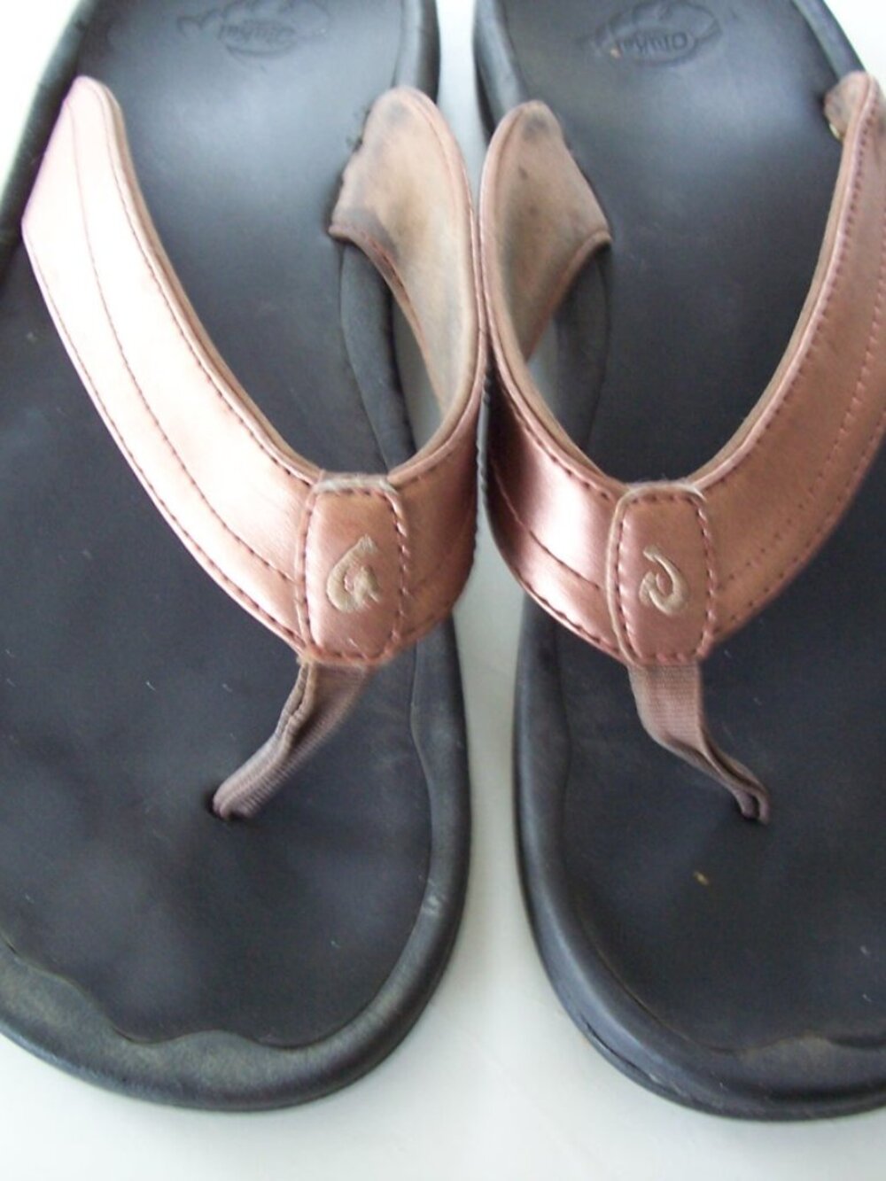 Olukai Flip Flops Copper Colored Leather Straps Women's Size 8